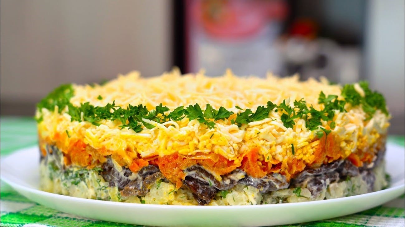 Рецепт нежного и вкуснейшего салата с грибами и плавленым сыром