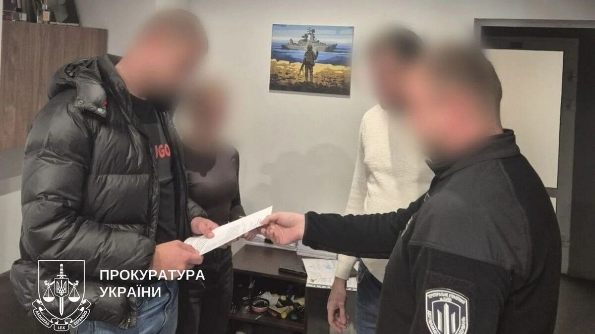 Поліцейські побили чоловіка біля ТЦК і отримали покарання: відео зухвалого вчинку