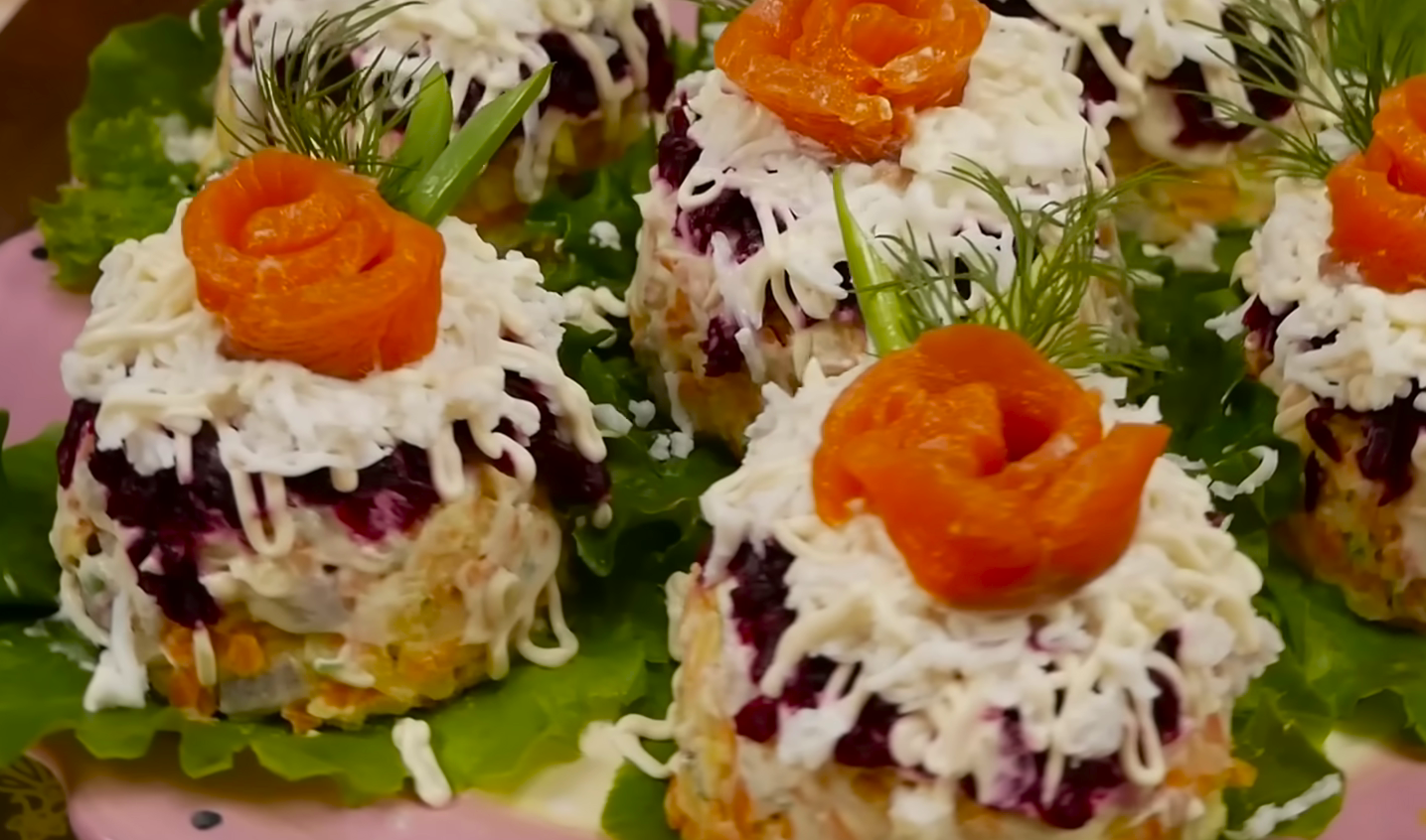 Новорічна Шуба “По-королівськи” — ніжний, яскравий та дуже смачний салат, що першим розлітається зі столу