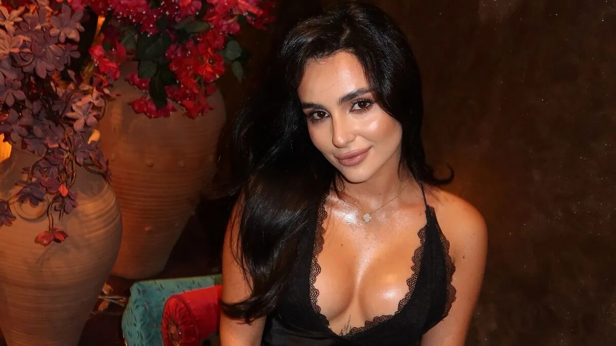 Анна Трінчер позує в стильному комплекті білизни, демонструючи свої привабливі форми