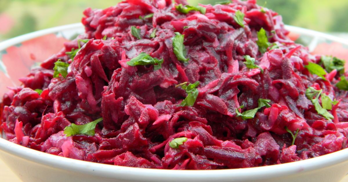 Як приготувати салат з буряка: простий і смачний рецепт