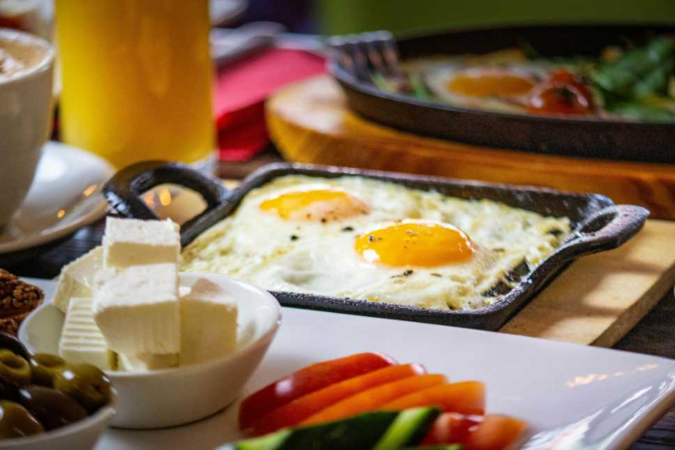 Найкращий час для сніданку: коли їсти, щоб бути енергійним та здоровим