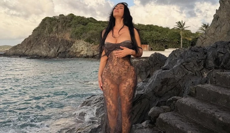Кім Кардашян показала спокусливі форми у мереживному вбранні серед каменів і хвиль (фото)