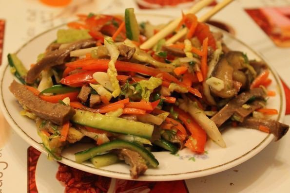 Рецепт пікантного салату з яловичого язика: ситно, смачно і просто